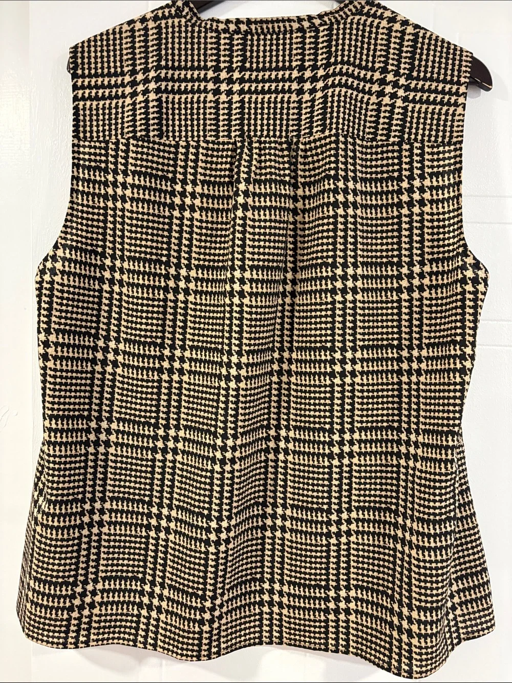 Jones New York Black and Tan Plaid Sleeveless V-Neck Blouse